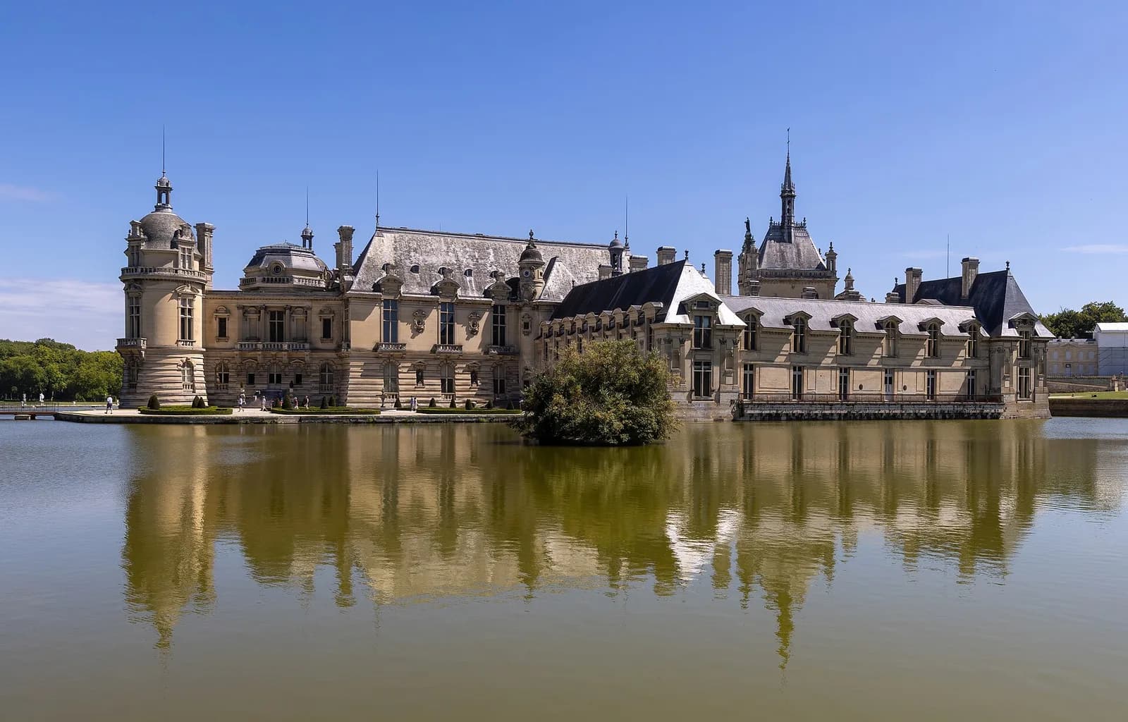 Château de Chantilly and its reflection in the surrounding water