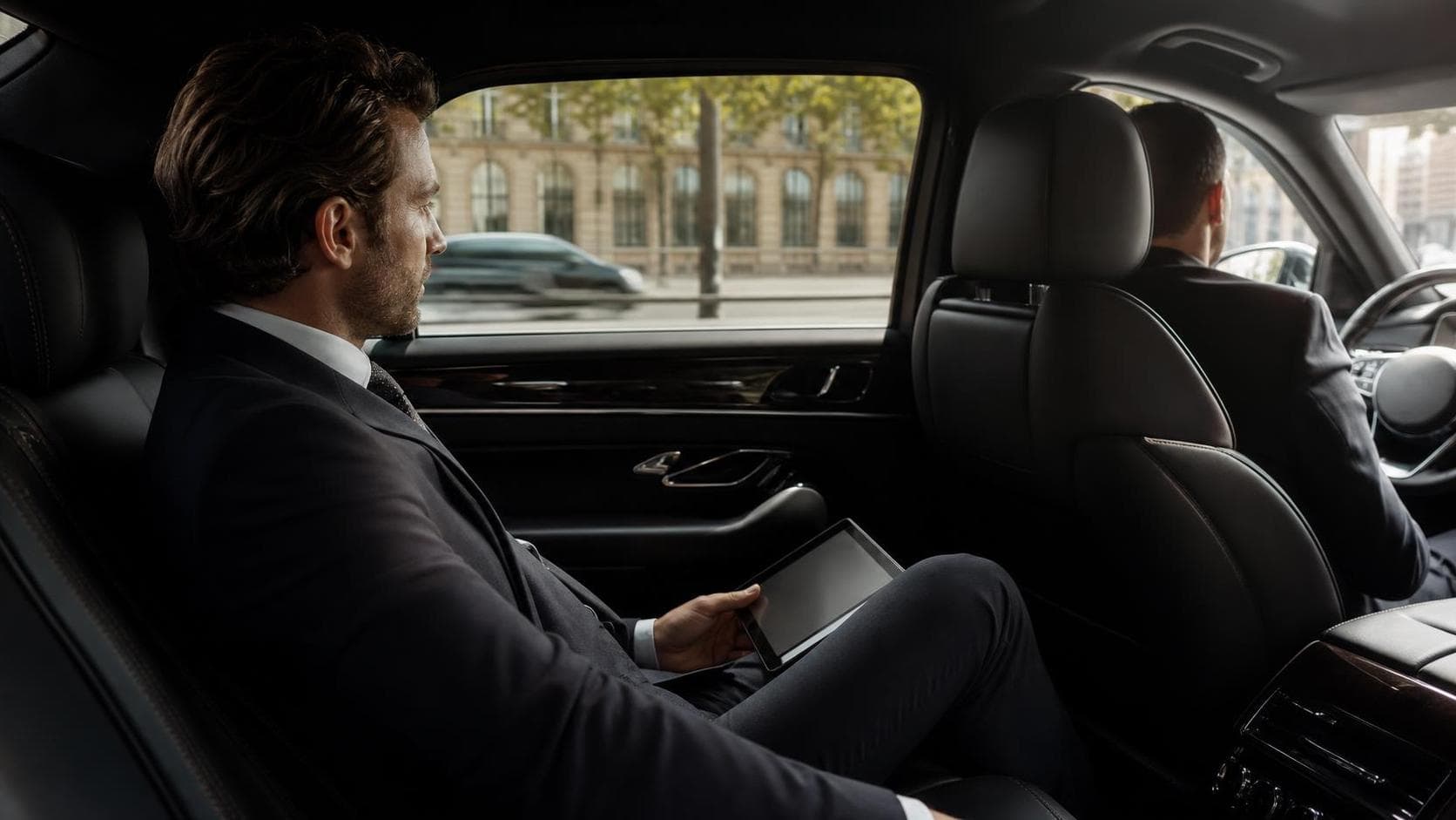 Confort et sérénité : un environnement propice à la concentration Confort et sérénité : un environnement propice à la concentration — Optimisez votre journée de rendez-vous à Paris avec un chauffeur privé