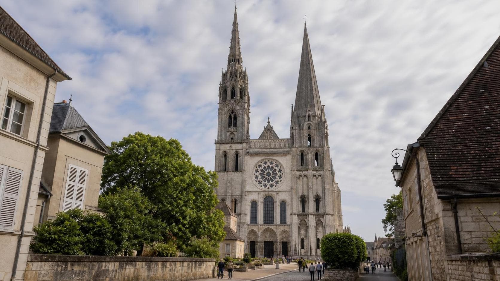 La Cathédrale Notre-Dame de Chartres : Un Chef-d'œuvre Gothique La Cathédrale Notre-Dame de Chartres : Un Chef-d'œuvre Gothique — Visiter Chartres : Guide Complet pour Découvrir la Cathédrale et les Trésors de la Ville